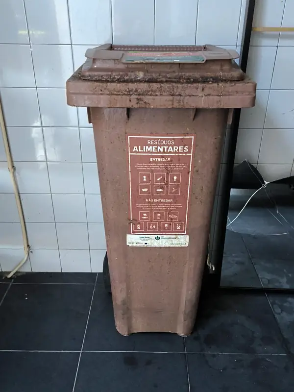 Contentor de um condomínio (caso real), antes