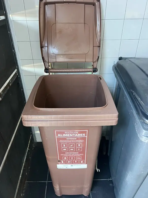 Contentor de um condomínio (caso real), depois