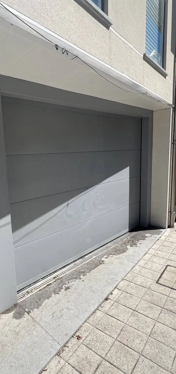 Portão com graffiti, depois