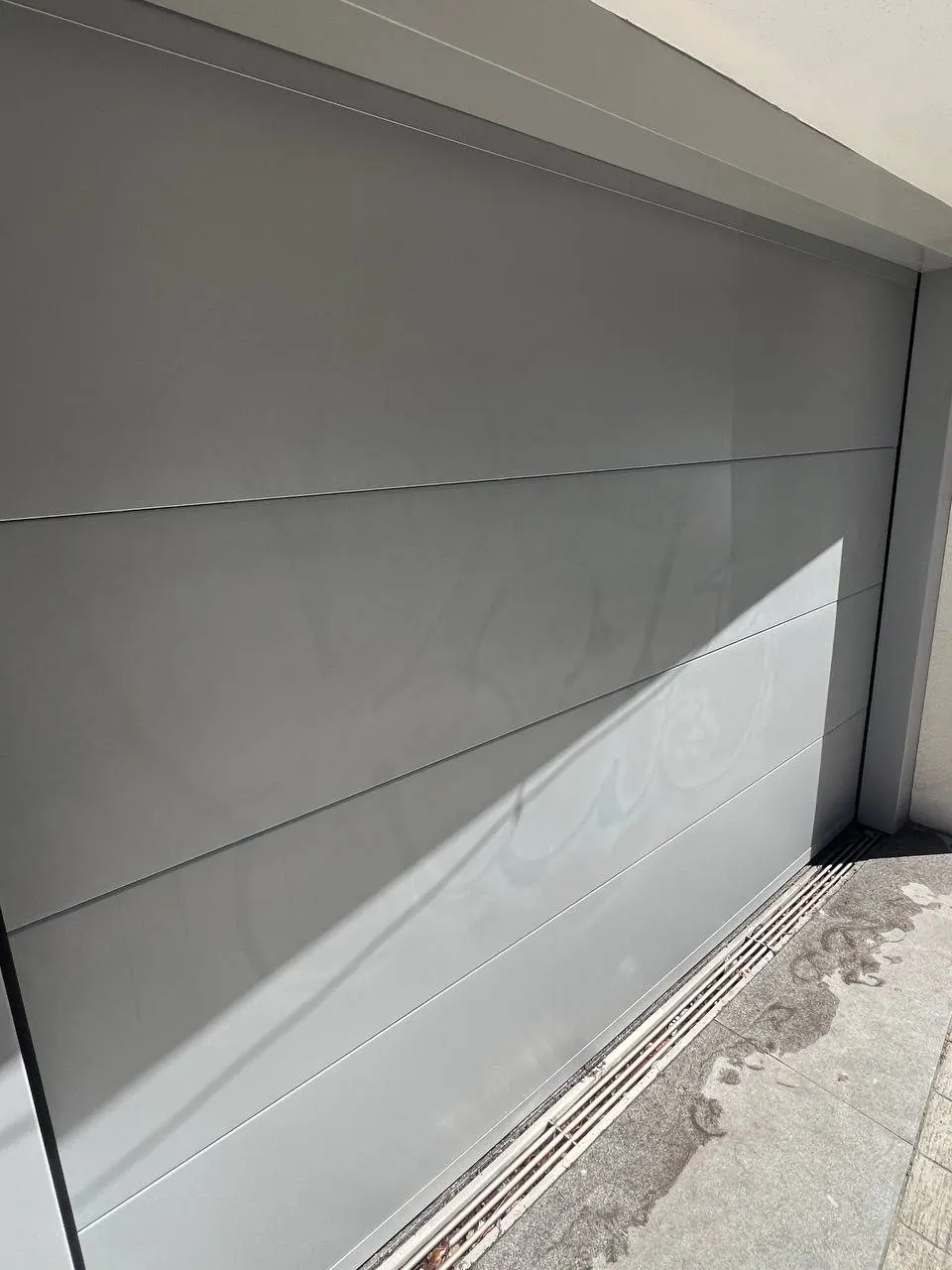 Pormenor do portão contra a luz, com a marca deixada pela tinta antiga