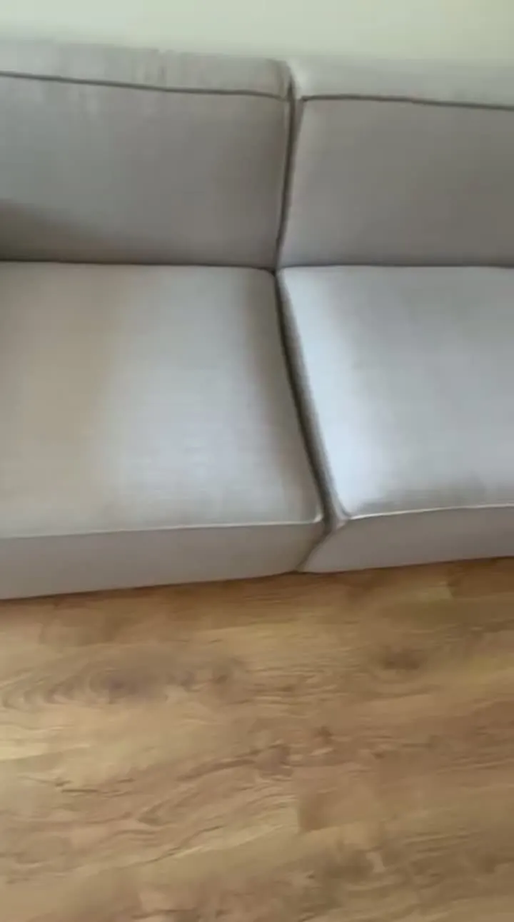 Sofá de tecido claro depois da limpeza, assentos com cor uniforme