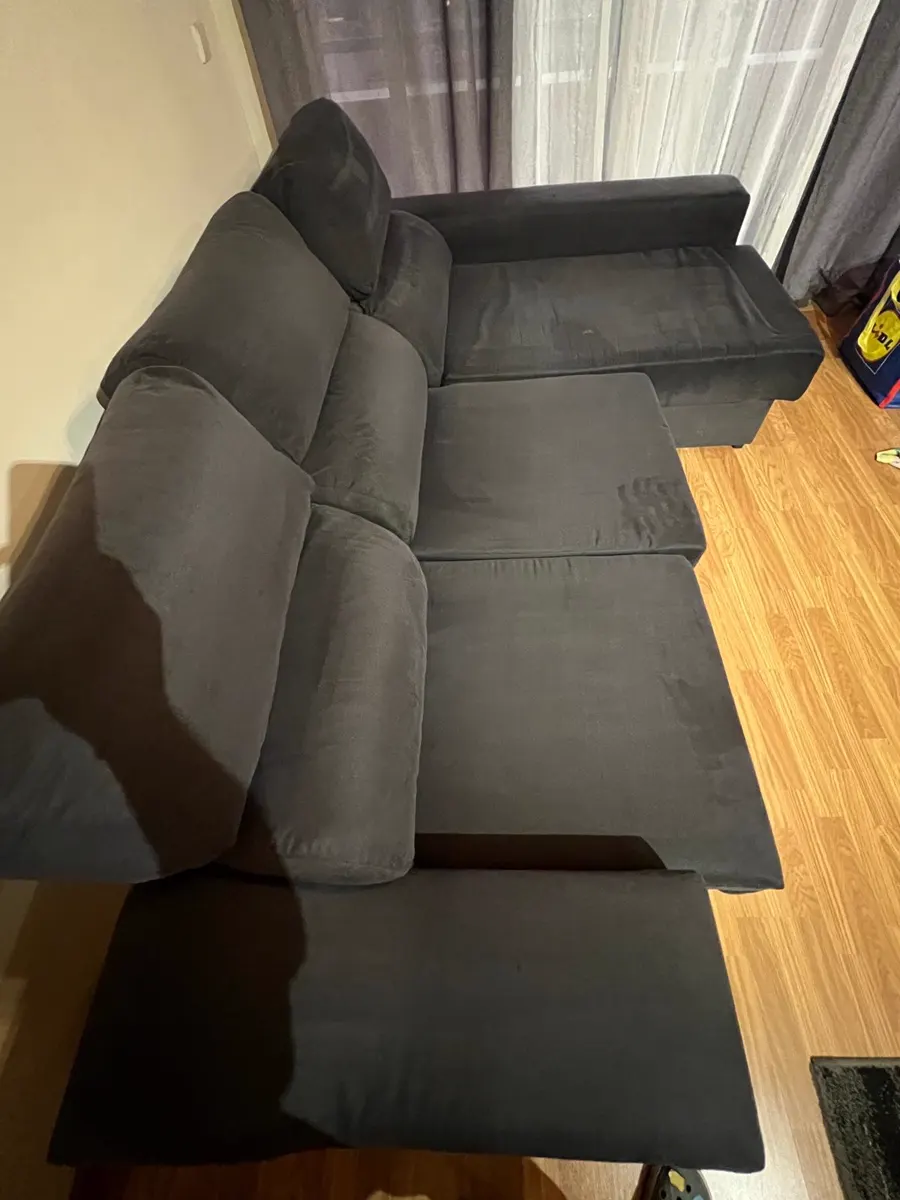Lateral do sofá de canto limpo, encostos e assentos sem pó