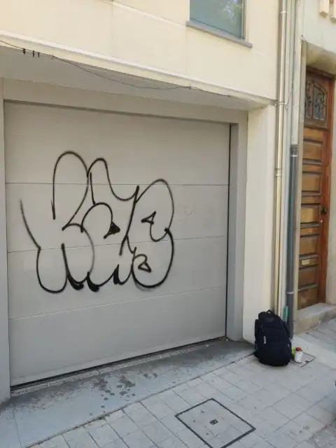 Por fora: portão com graffiti, antes