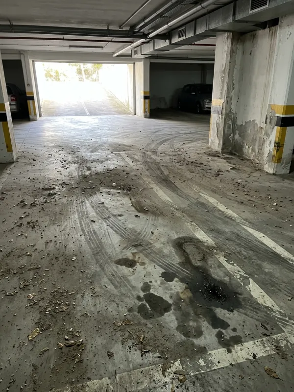 Garagem de condomínio, antes