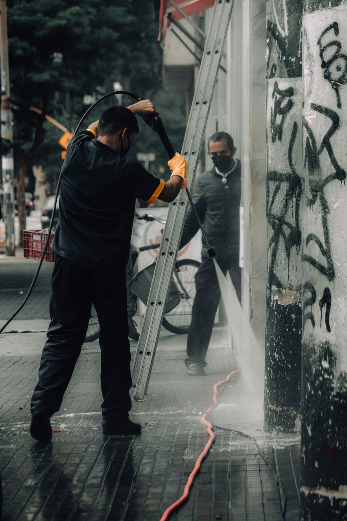 Remoção de graffiti com água quente