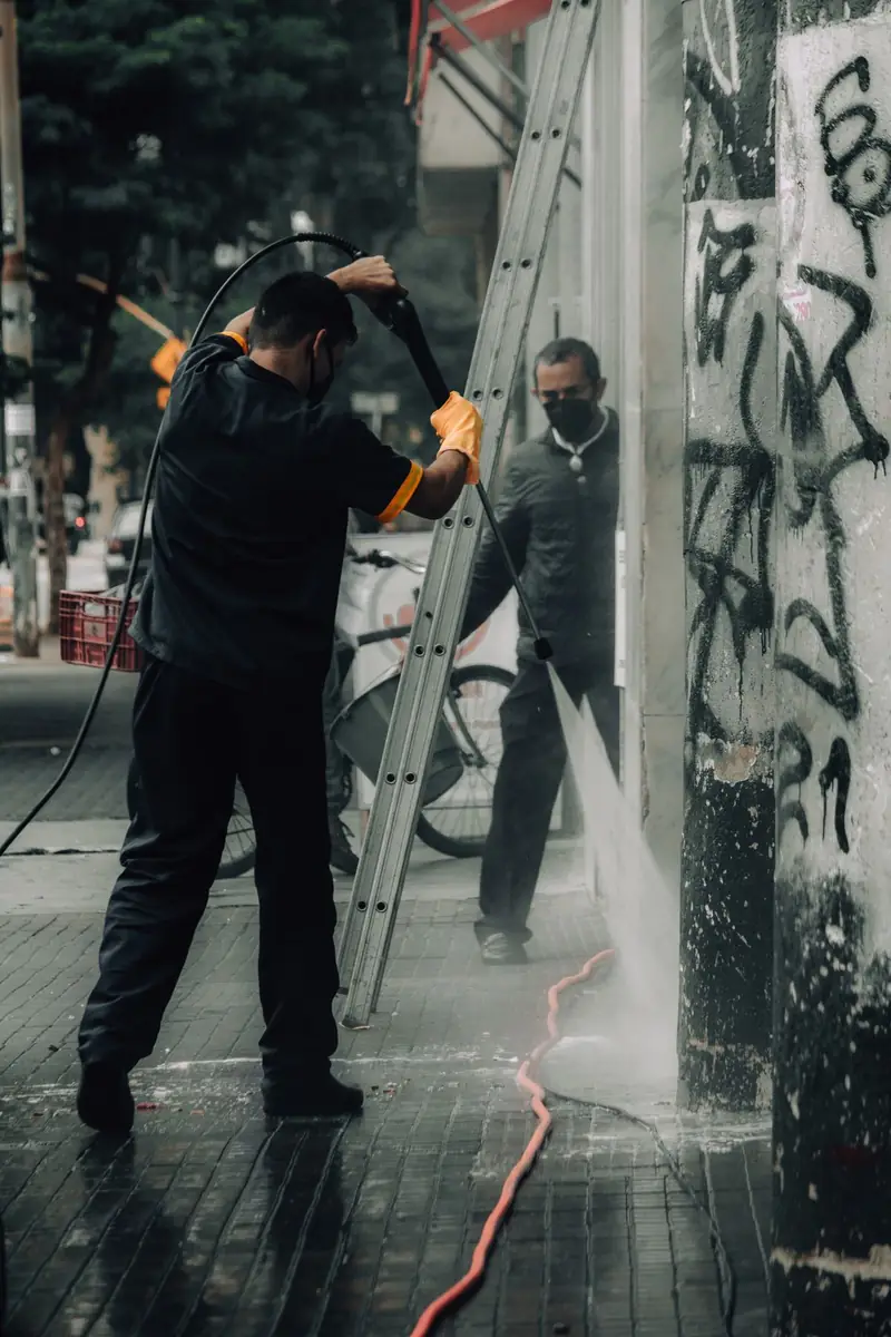 Remoção de graffiti com água quente