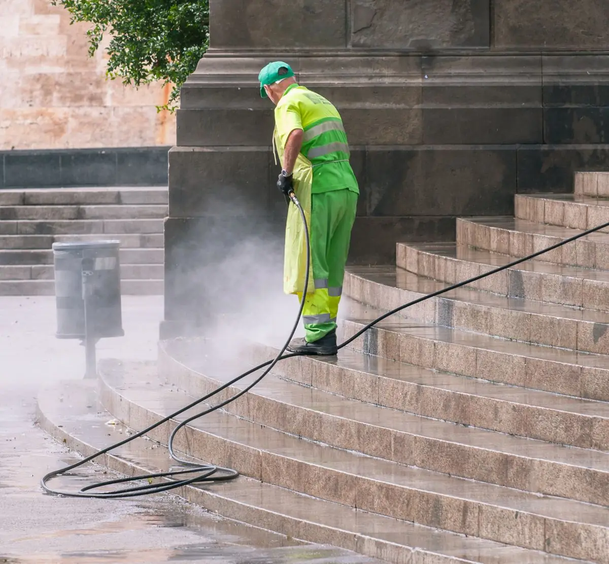 Pedra lavada a alta pressão com contraste entre limpo e sujo
